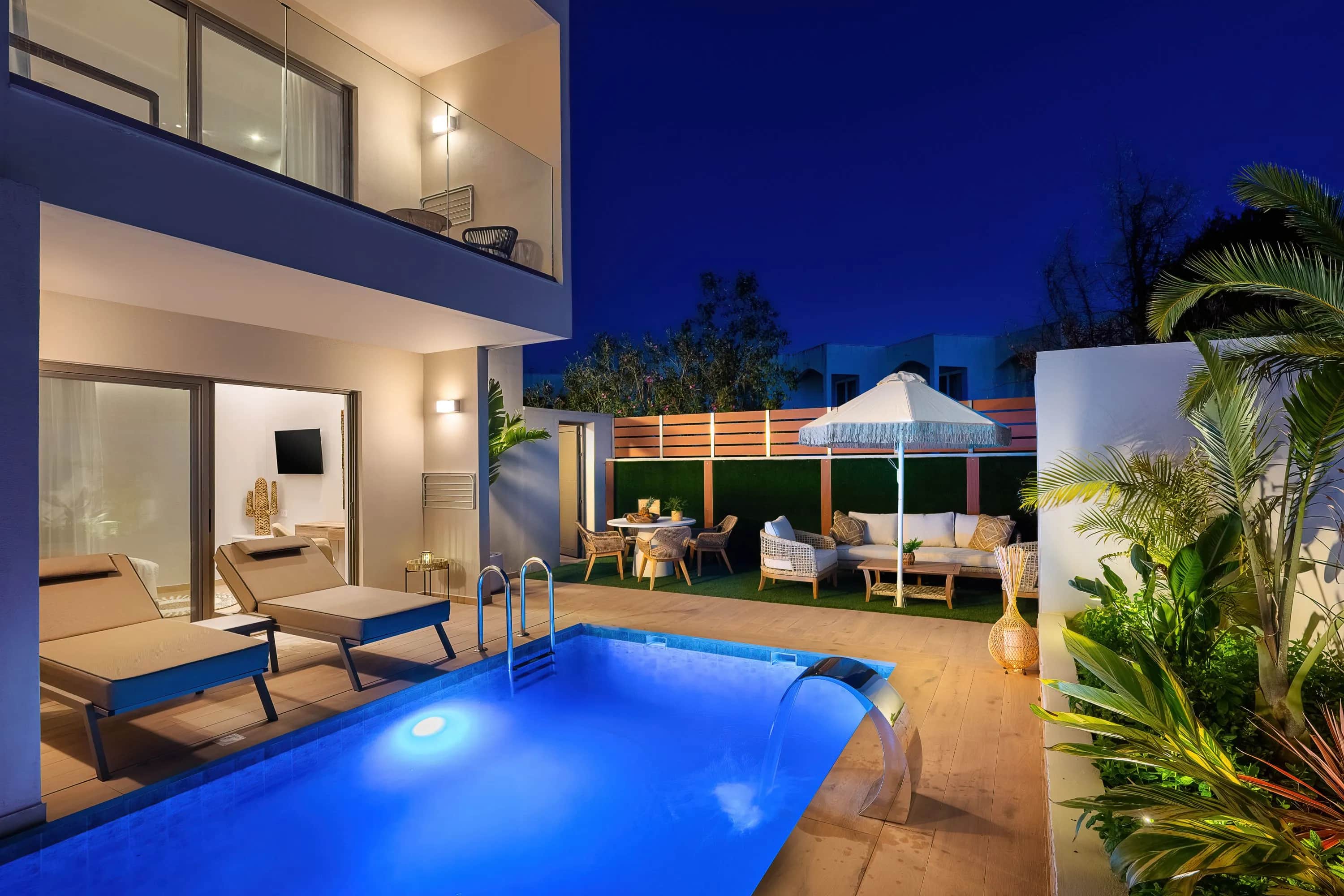 Oasis Luxury Suites-River Corner Swim-Up Suites — photo 4