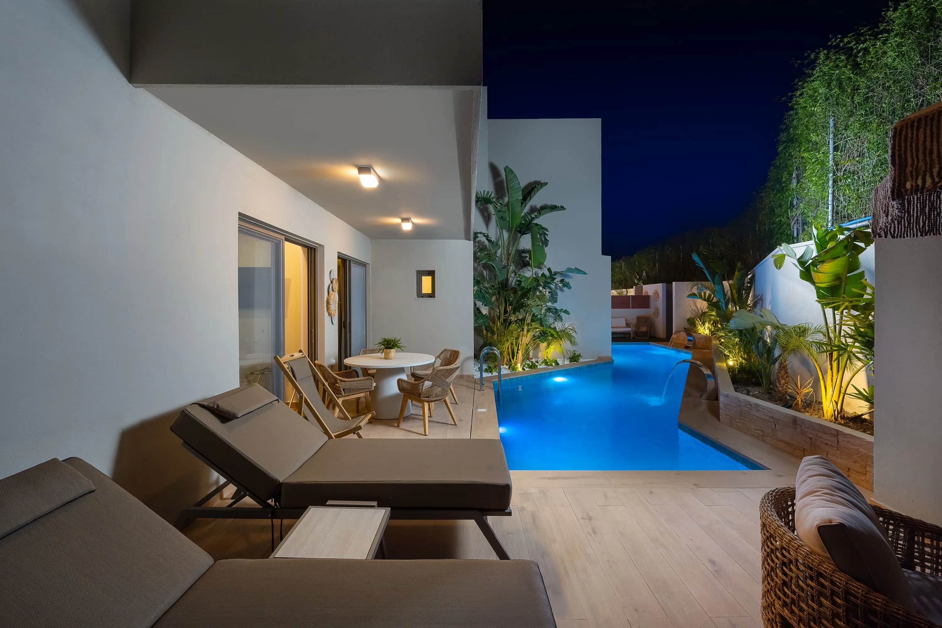 Oasis Luxury Suites-River Corner Swim-Up Suites — photo 5