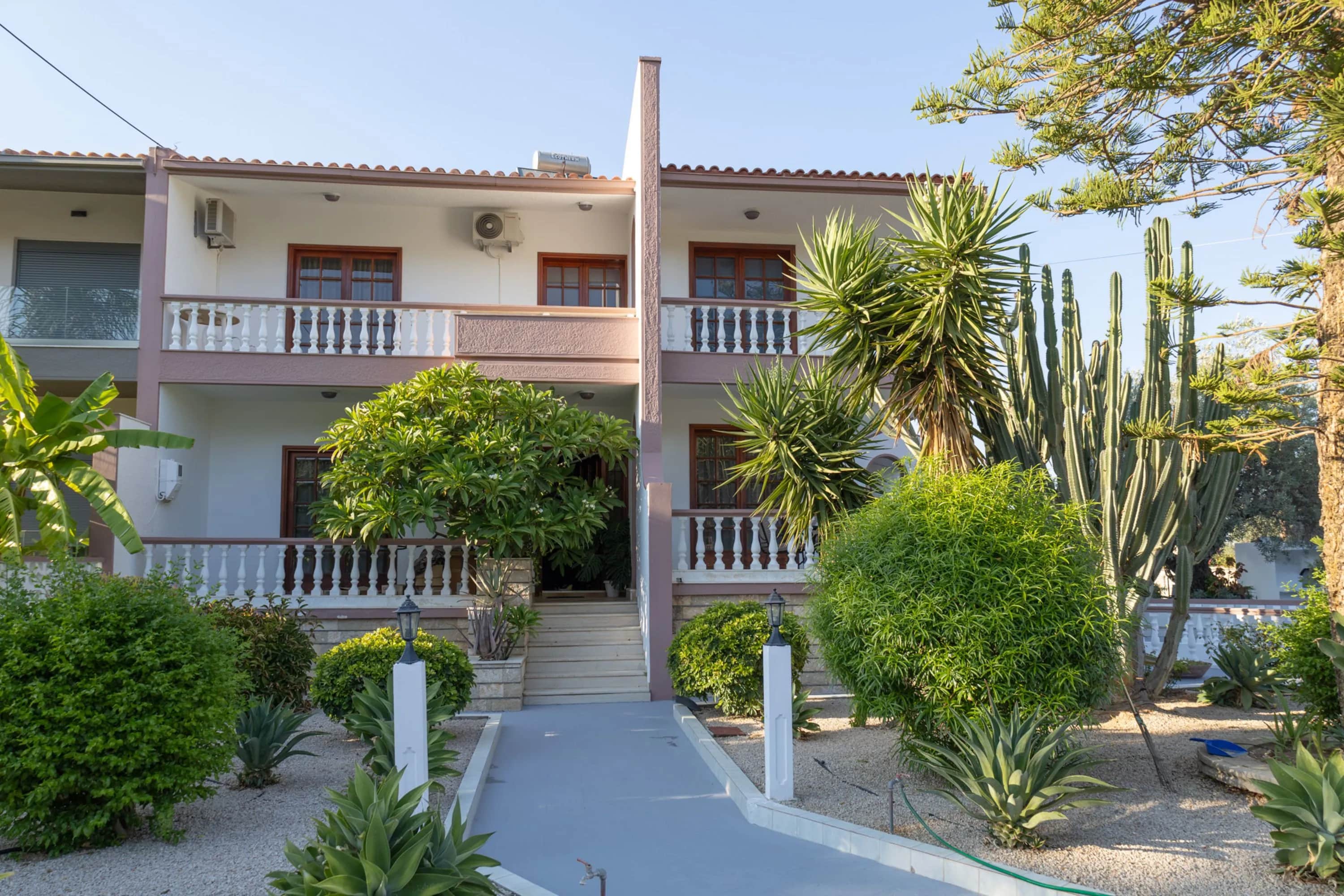 Makiaris Villa — photo 1