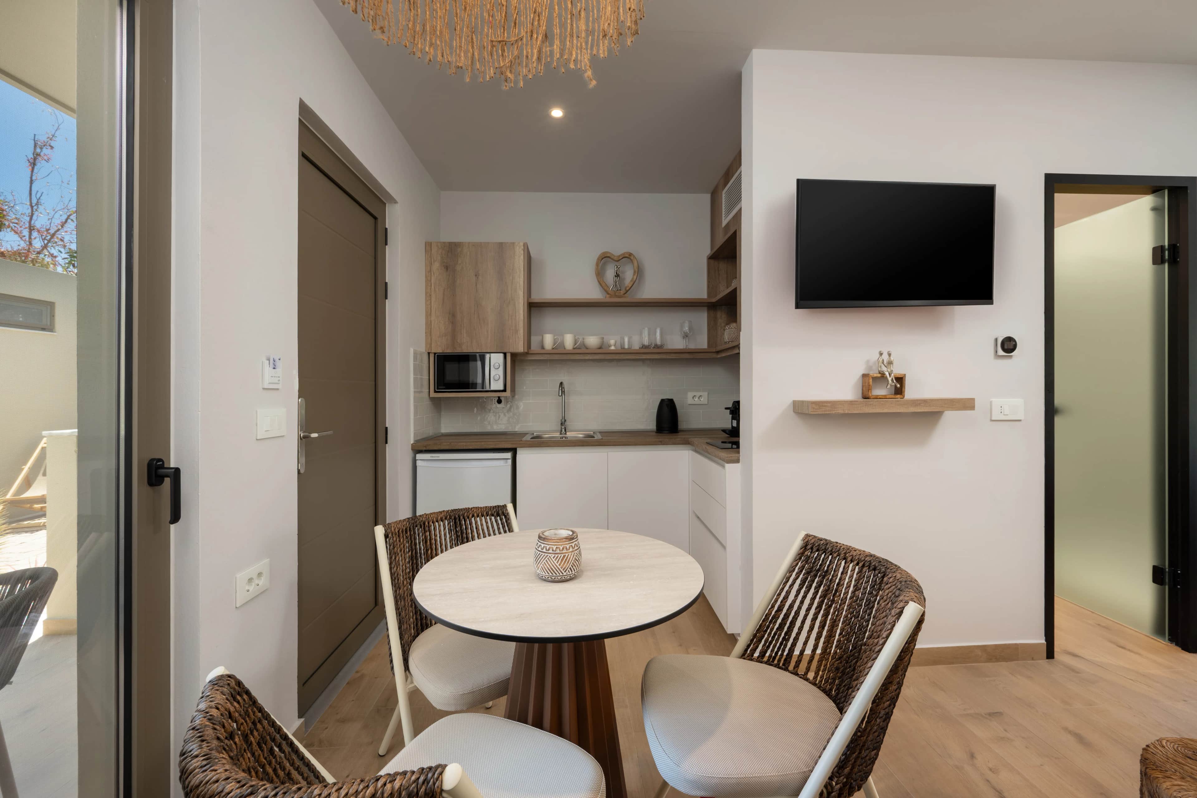 Oasis Luxury Suites - River Swim-Up Suite — photo 3