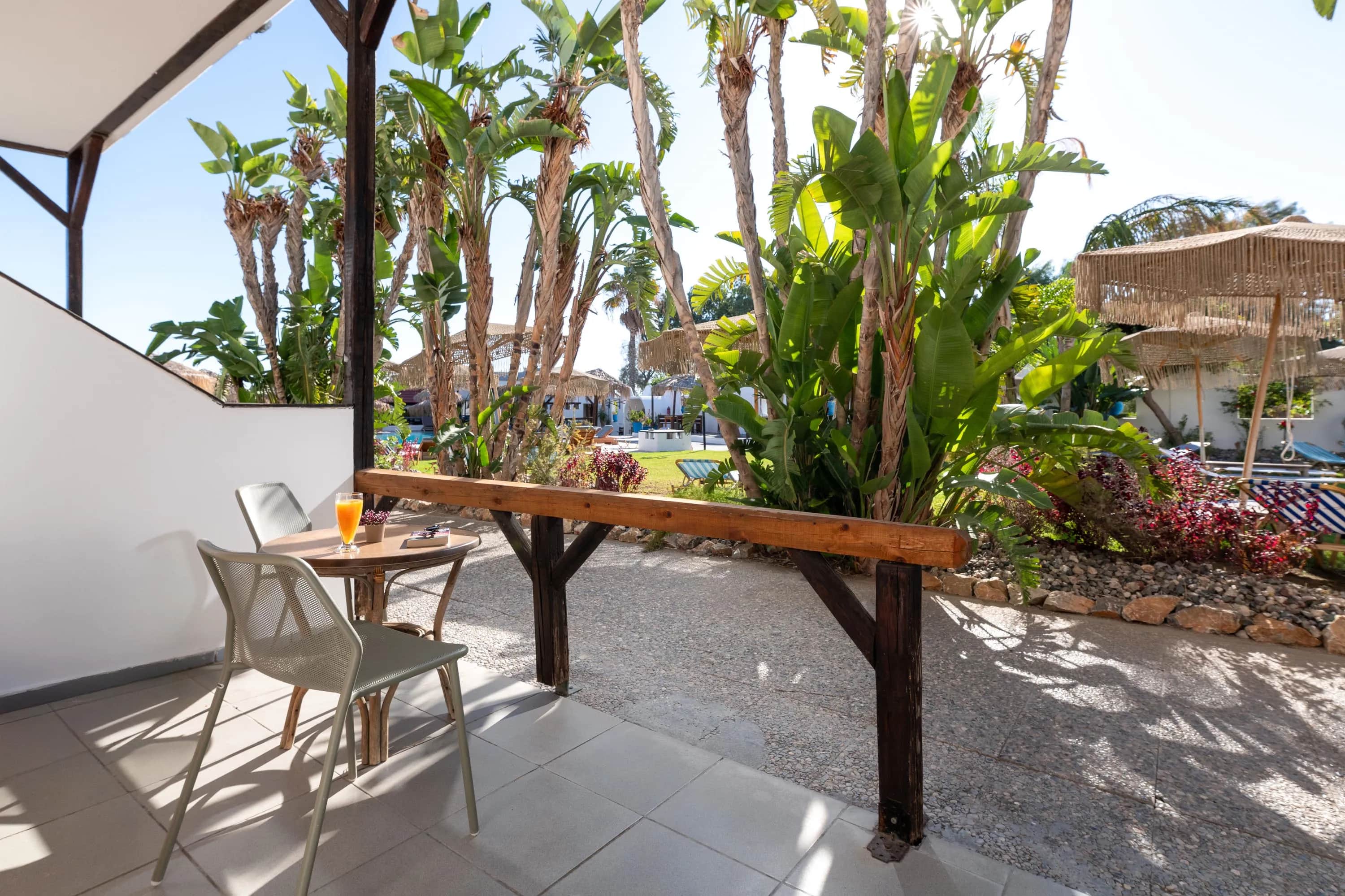 Ground Twin Room with Pool View - Aquarius Beach Hotel — photo 4