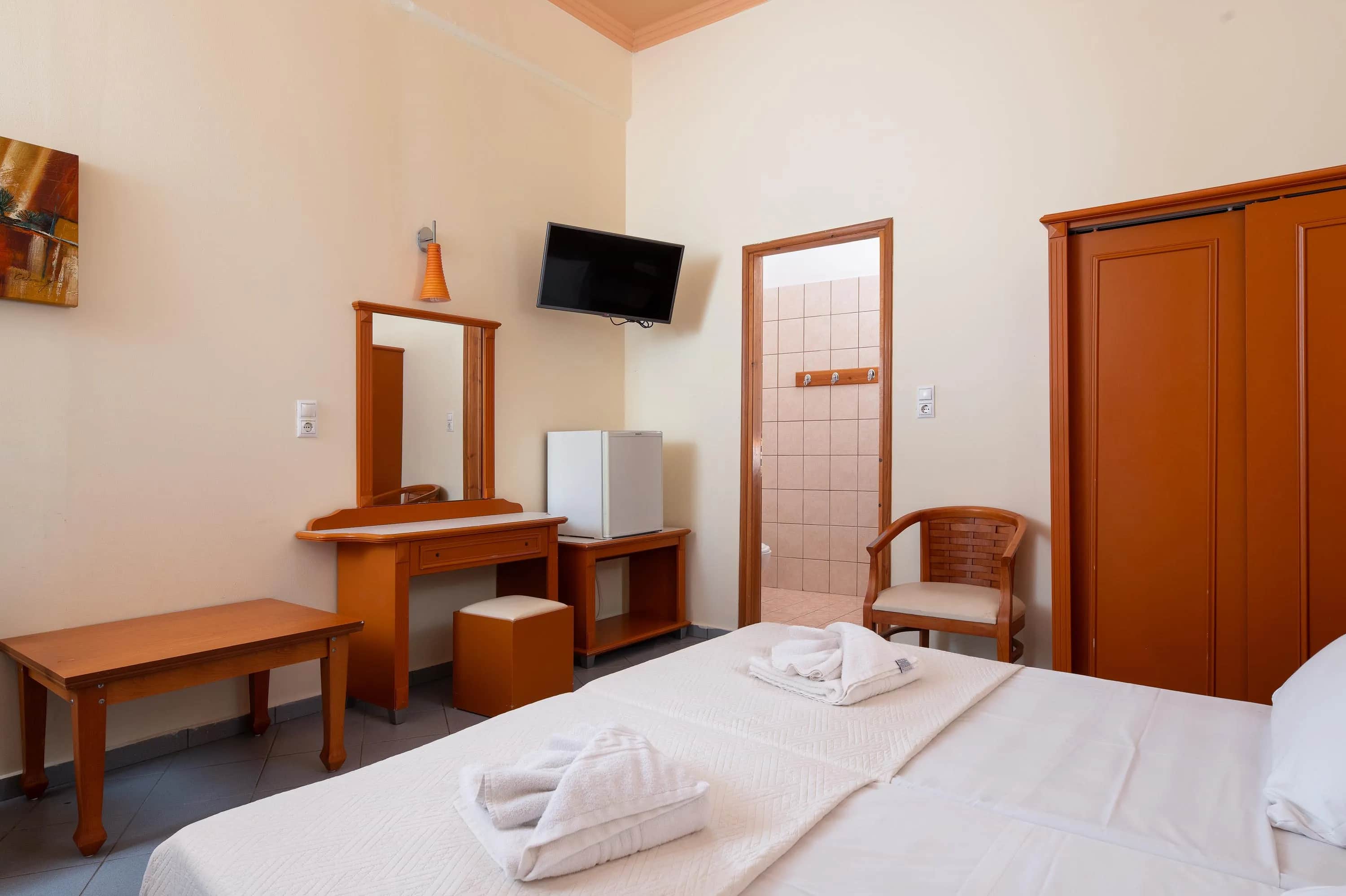 Ground Twin Room with Pool View - Aquarius Beach Hotel — photo 2