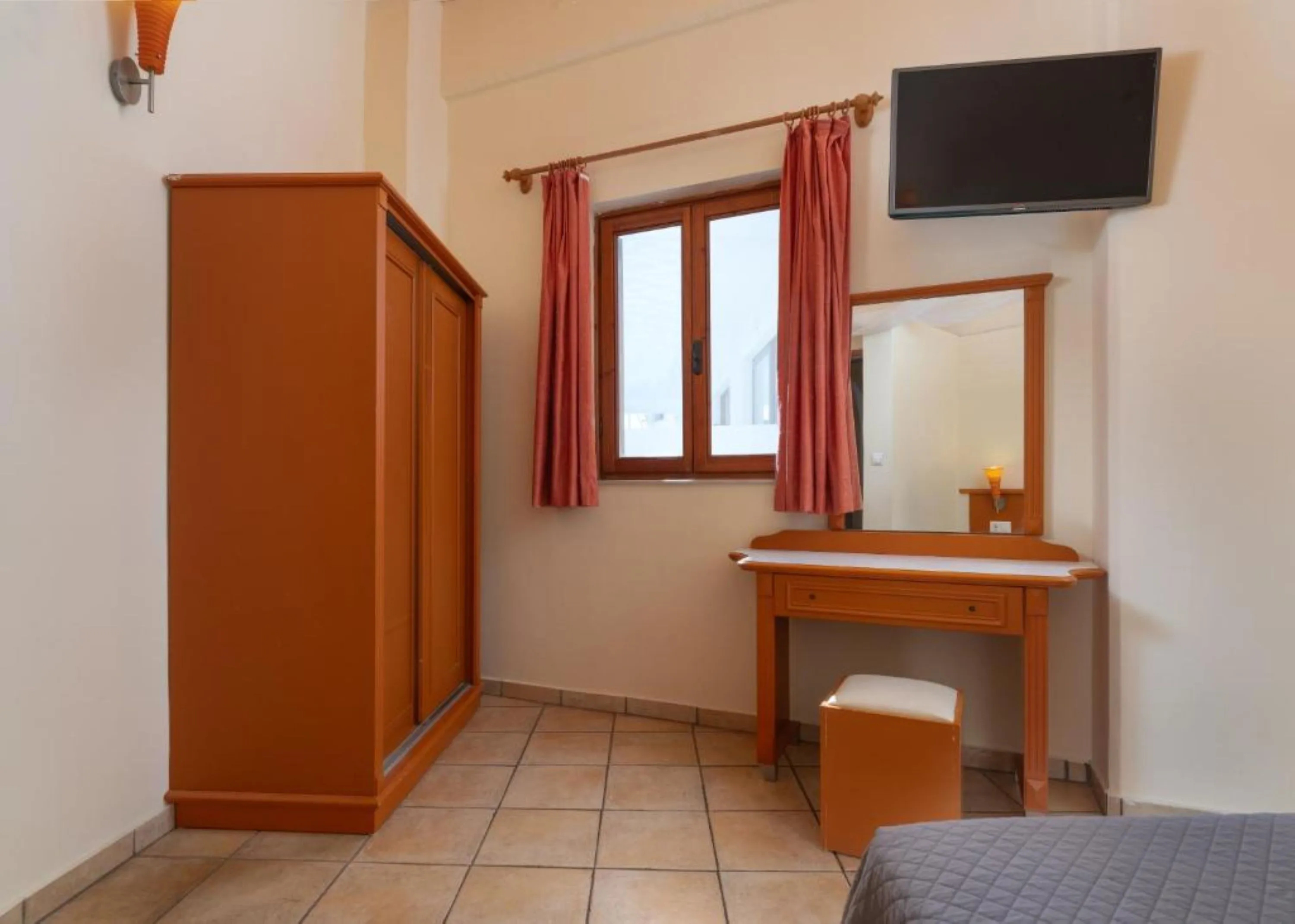 Ground Two Bedroom Apt with Pool View - Aquarius Beach Hotel — photo 4