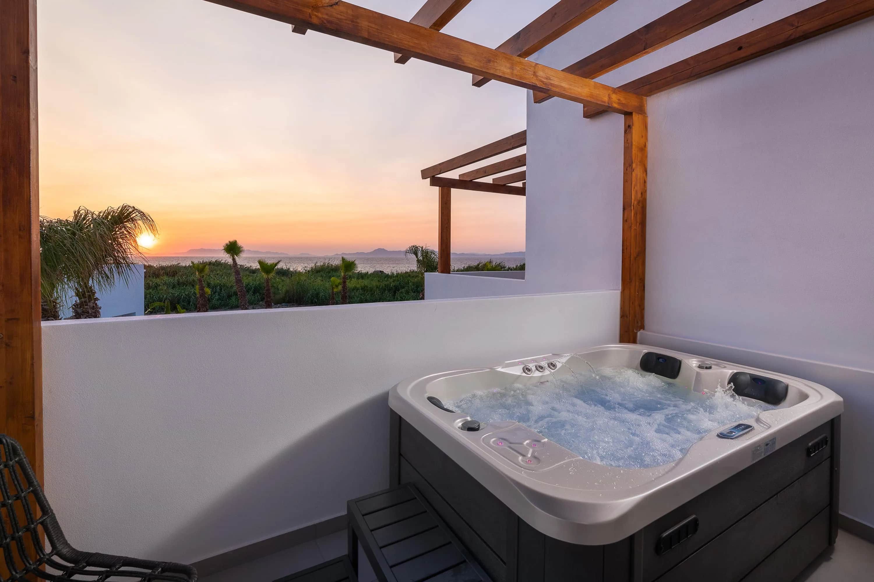Suite with Jaccuzi - Martini Boutique Resort — photo 1
