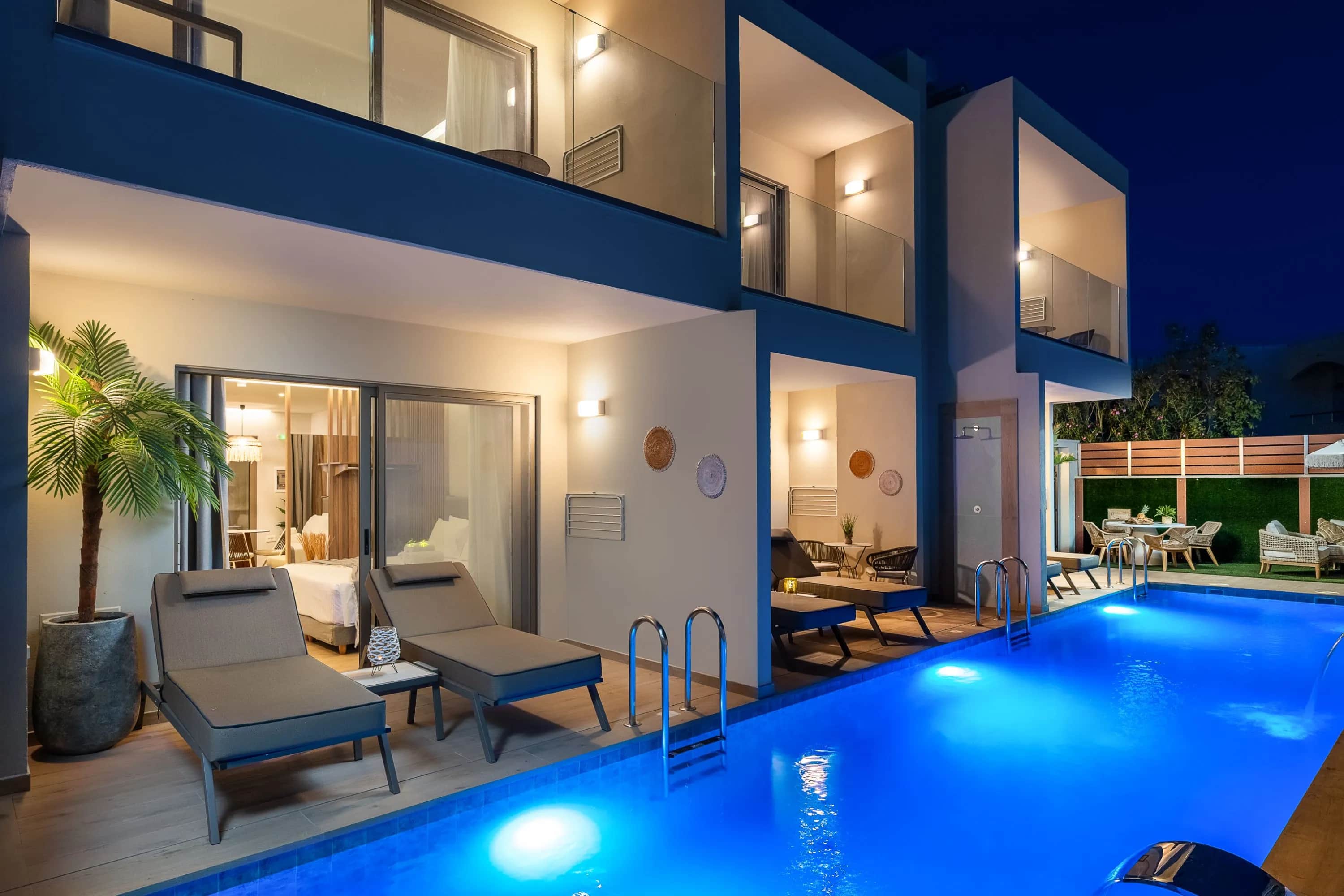 Oasis Luxury Suites-River Corner Swim-Up Suites — photo 3