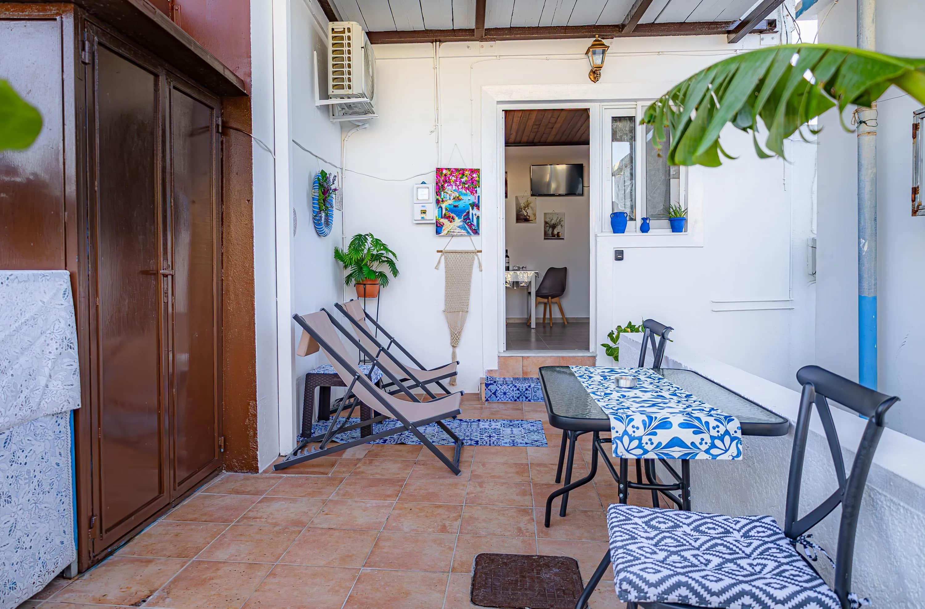 Barbara's Apartment With Private Patio — photo 5