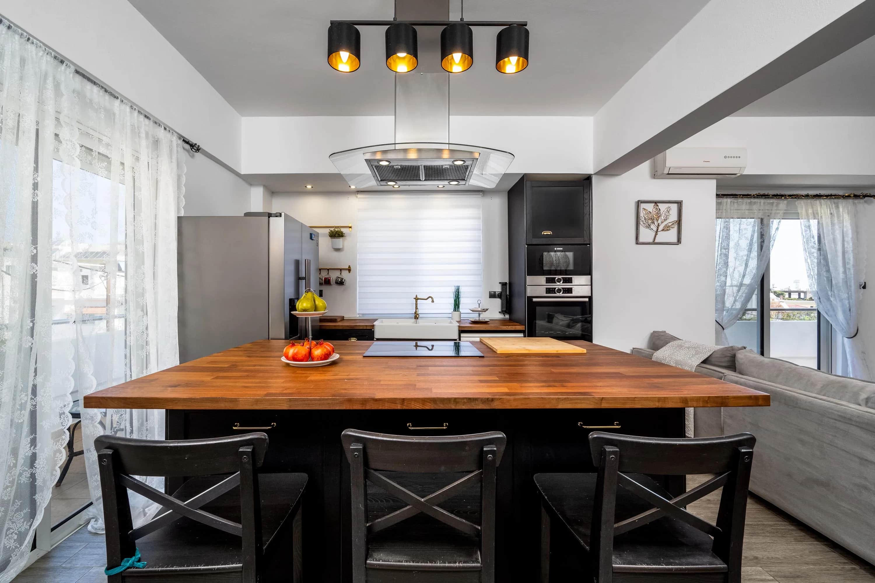 Emerald City Apartment — photo 4