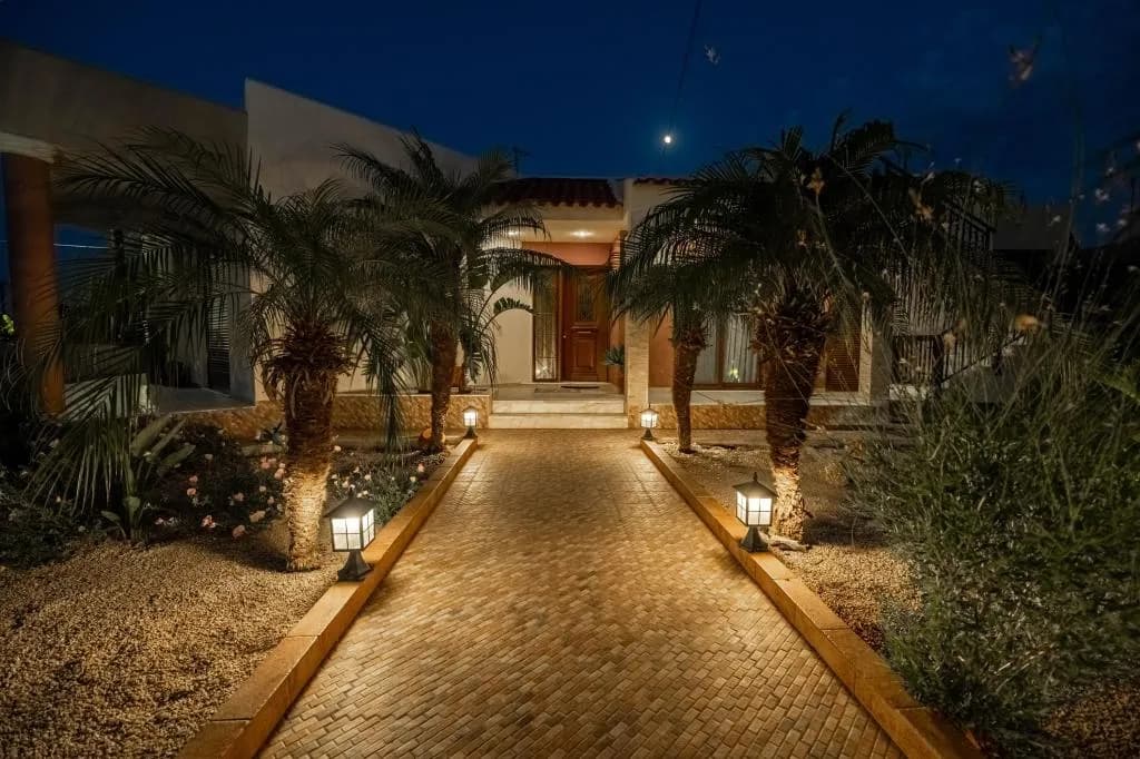 Kira's Lovely Villa, Massari