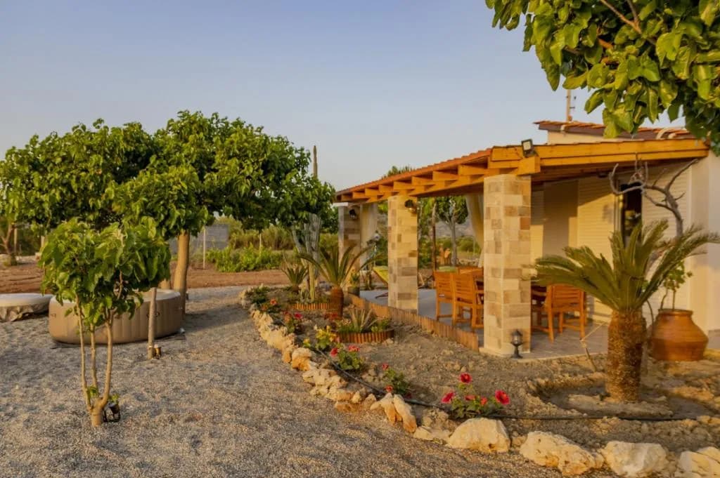 G & M Beach House , Charaki