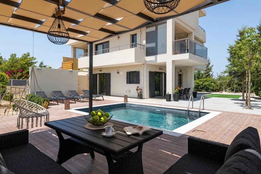 Dioni Pool House, Treis