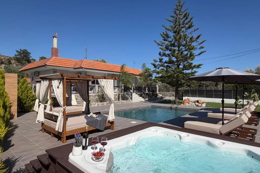 S&T Villa, Charaki
