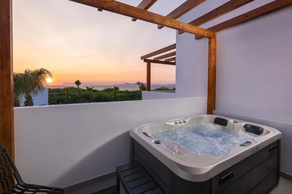 Suite with Jaccuzi - Martini Boutique Resort, Kremasti